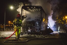 Vuurzee legt touringcar in de as