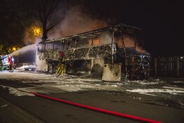Vuurzee legt touringcar in de as