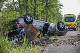 Auto slaat over de kop in Kortenhoef