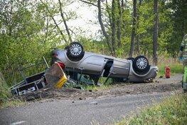 Auto slaat over de kop in Kortenhoef