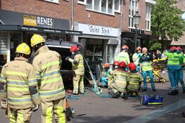 Auto ramt gevel winkel, meerdere gewonden