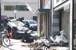 Auto ramt gevel winkel, meerdere gewonden