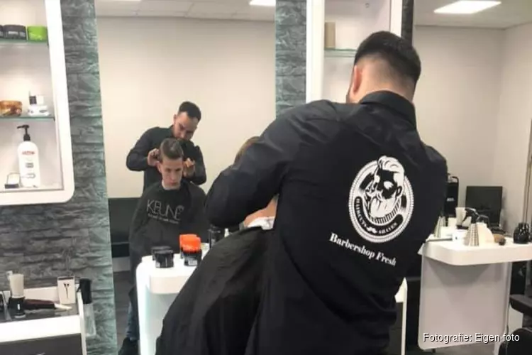 Bussumse kapper Burak dolblij dat zijn zaak weer open mag: "De klanten staan te springen"