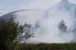 Groot stuk buitengebied in brand tussen Diemen en Muiden