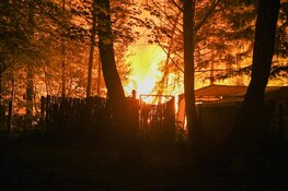 Felle brand verwoest caravan op Hilversumse camping
