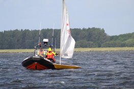 Zeilboot omgeslagen op Gooimeer