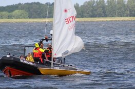 Zeilboot omgeslagen op Gooimeer