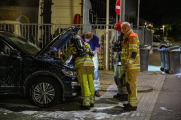 Auto in vlammen op bij bedrijf in Hilversum