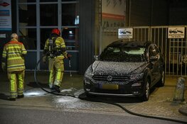 Auto in vlammen op bij bedrijf in Hilversum