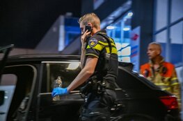 Auto in vlammen op bij bedrijf in Hilversum