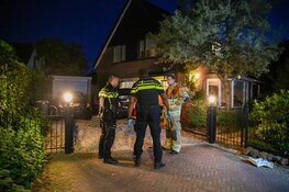 Brandend object op auto gegooid in Blaricum