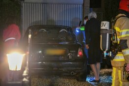 Brandend object op auto gegooid in Blaricum