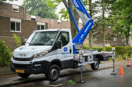 Persoon vast in hoogwerker