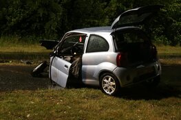 Auto tegen boom in Huizen, bestuurster aangehouden