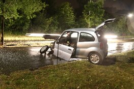 Auto tegen boom in Huizen, bestuurster aangehouden