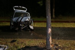 Auto tegen boom in Huizen, bestuurster aangehouden