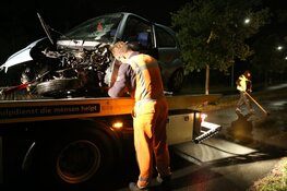 Auto tegen boom in Huizen, bestuurster aangehouden