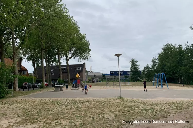 Gevreesde bouw op Naarder speelplaats voorlopig van tafel, maar buurt blijft alert