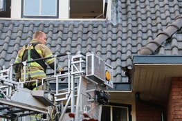 Kat Sammie onder luid applaus van dak gered in Bussum