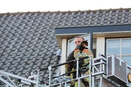 Kat Sammie onder luid applaus van dak gered in Bussum