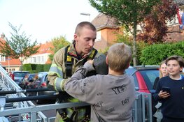 Kat Sammie onder luid applaus van dak gered in Bussum