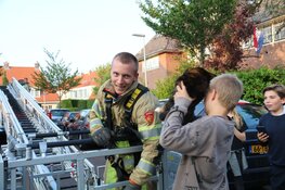 Kat Sammie onder luid applaus van dak gered in Bussum