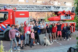 Kat Sammie onder luid applaus van dak gered in Bussum