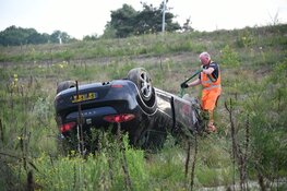 Auto belandt ondersteboven langs A27