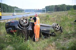 Auto belandt ondersteboven langs A27