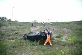 Auto belandt ondersteboven langs A27