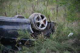 Auto belandt ondersteboven langs A27