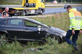 Auto belandt ondersteboven langs A27