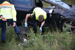 Auto belandt ondersteboven langs A27
