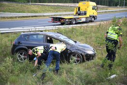 Auto belandt ondersteboven langs A27