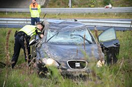 Auto belandt ondersteboven langs A27