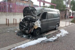 Bestelbus gaat in vlammen op in Hilversum