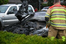 Twee auto&#39;s beschadigd na brand in Blaricum