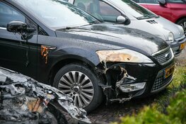Twee auto&#39;s beschadigd na brand in Blaricum
