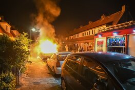 Aanhanger met huisraad in vlammen op