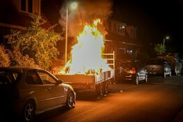 Aanhanger met huisraad in vlammen op