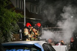 Aanhanger met huisraad in vlammen op