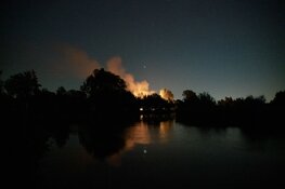 Fikse brand op eiland bij de Loosdrechtse plassen