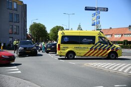 Twee auto&#39;s botsten op rotonde Hilversum