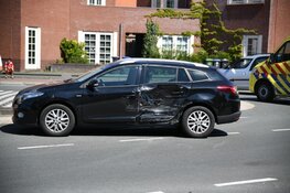 Twee auto&#39;s botsten op rotonde Hilversum
