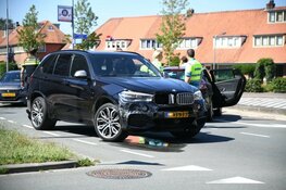 Twee auto&#39;s botsten op rotonde Hilversum