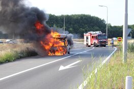 Auto vliegt in brand op A27