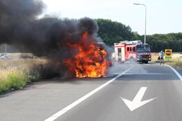 Auto vliegt in brand op A27