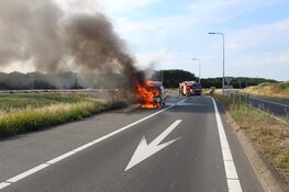 Auto vliegt in brand op A27