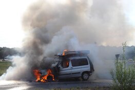 Auto vliegt in brand op A27