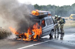 Auto vliegt in brand op A27